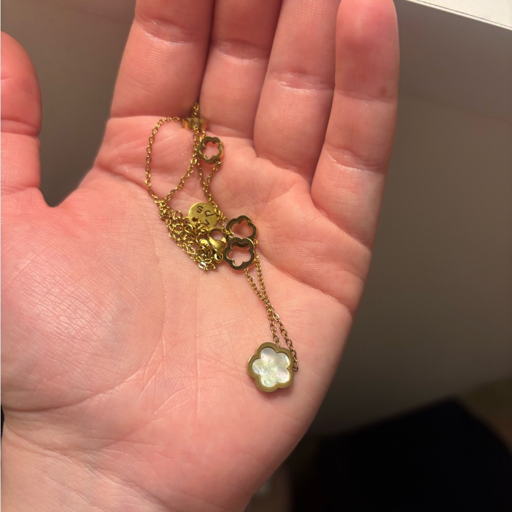 Faux Van Cleef Elegant Gold and White Flower Pendant Necklace - Picture 5 of 5